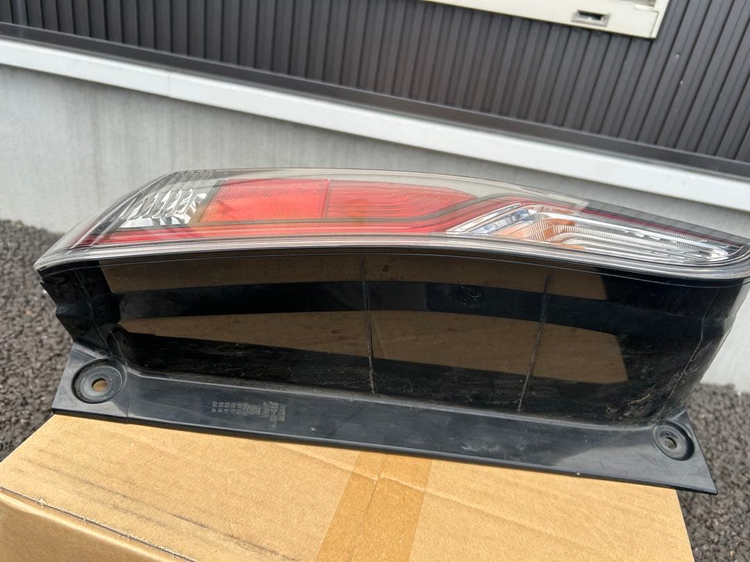 日産セレナ　c27用　左テールランプ