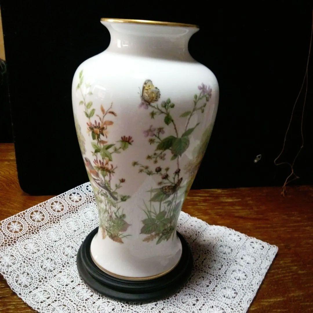 ポーセリン花と蝶の装飾 陶器製花瓶