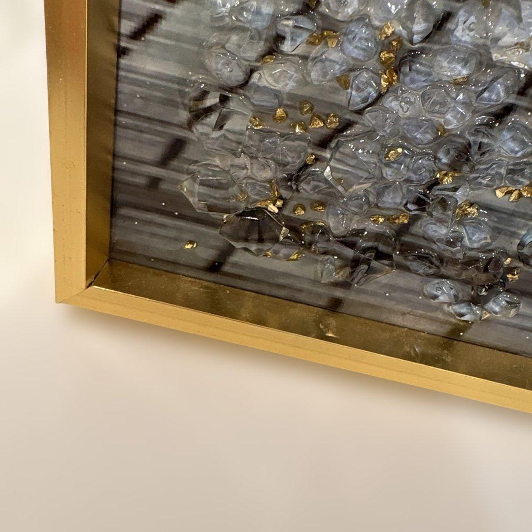 金色のレトロカーと都市風景のアート