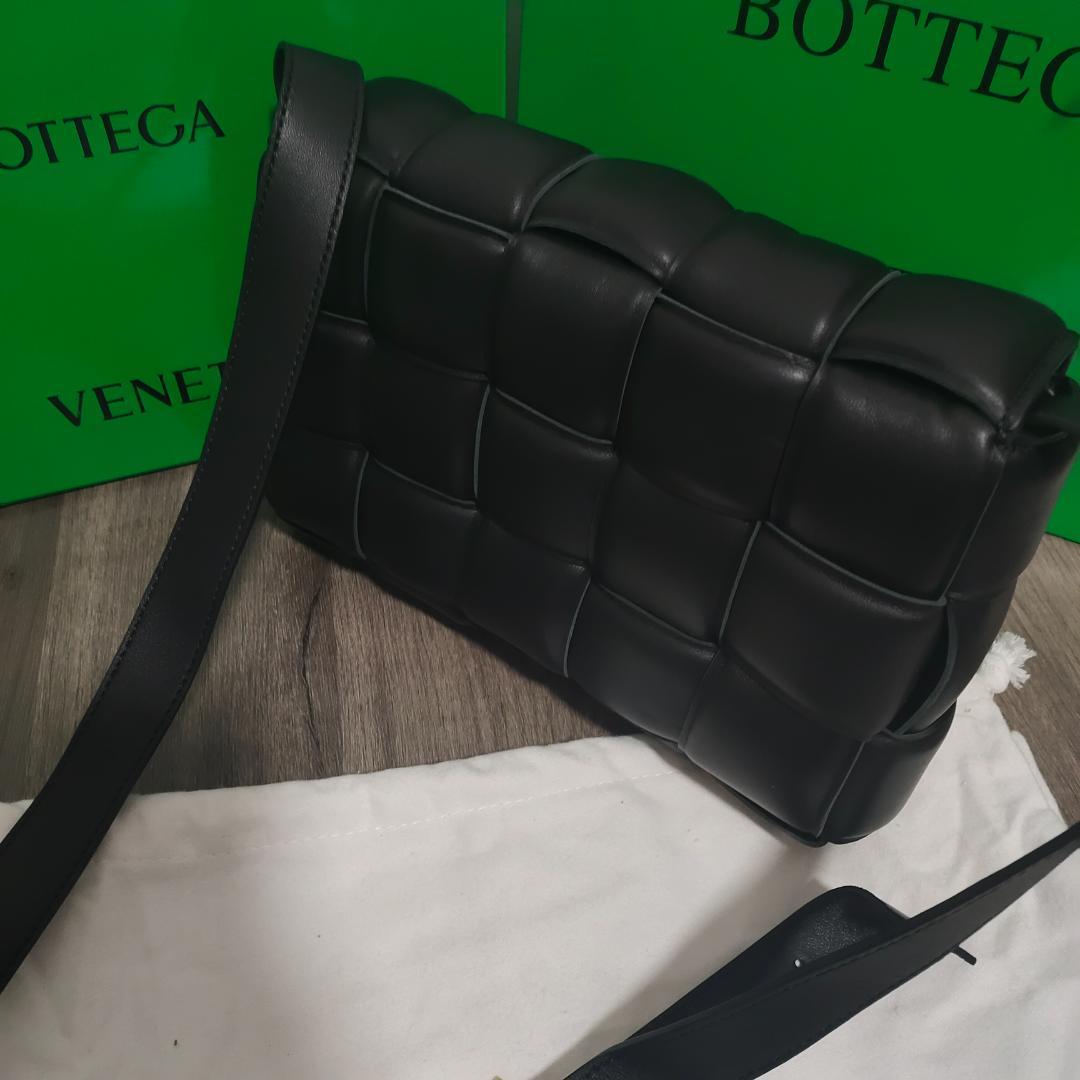 美品　ブラック　ショルダーバッグ ラムスキン