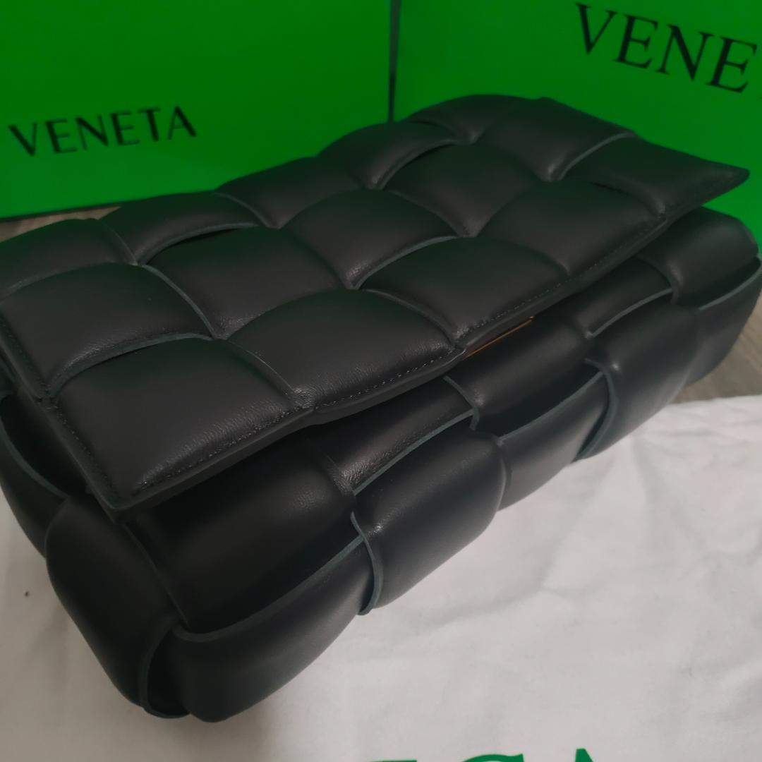 美品　ブラック　ショルダーバッグ ラムスキン