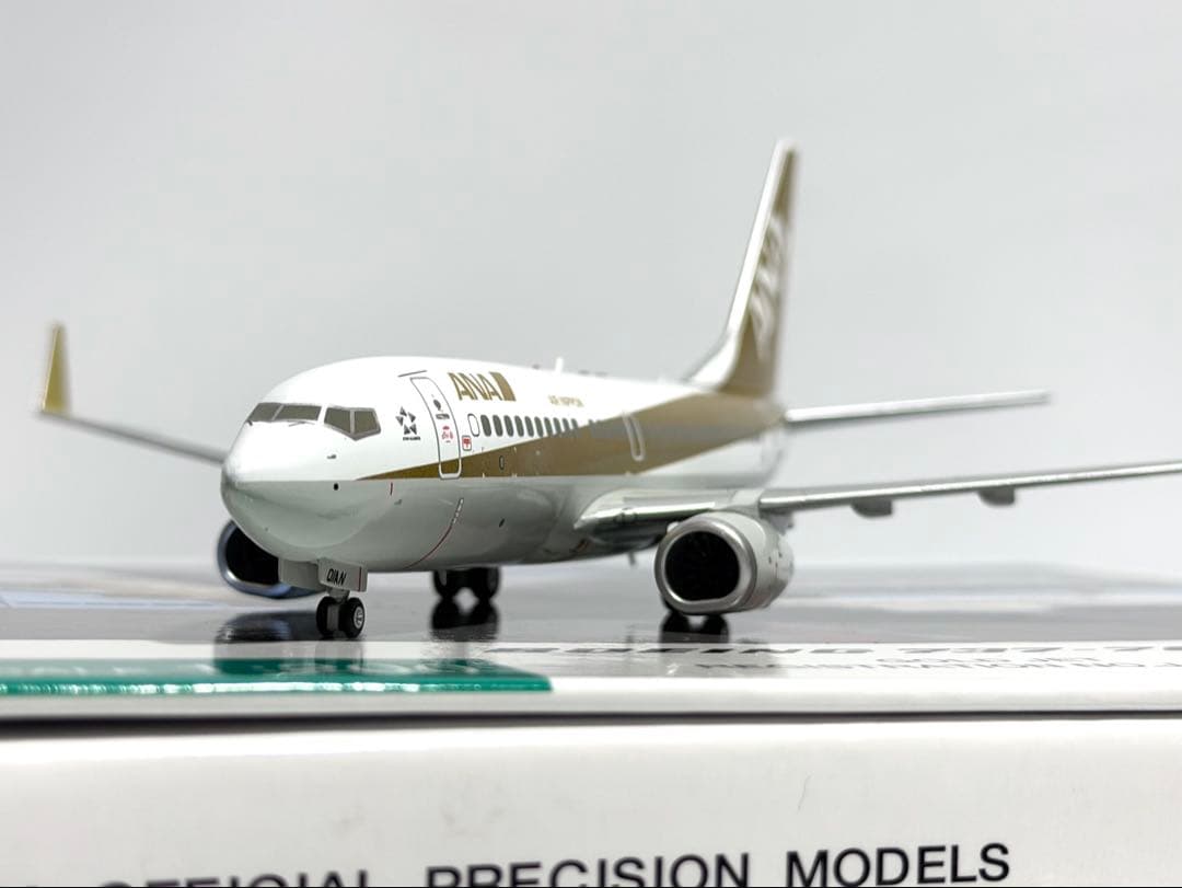 全日空商事 1/200 B737-700 ANA GOLD JET