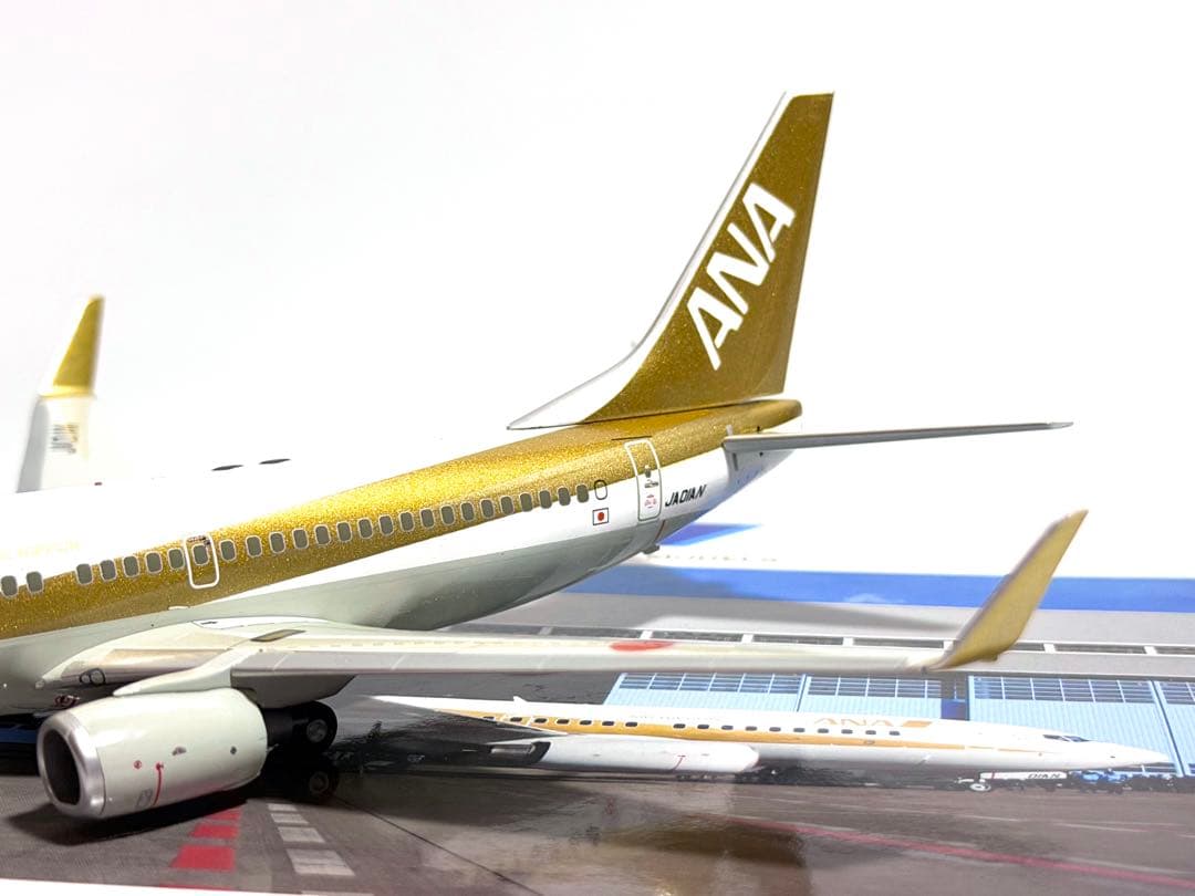 全日空商事 1/200 B737-700 ANA GOLD JET