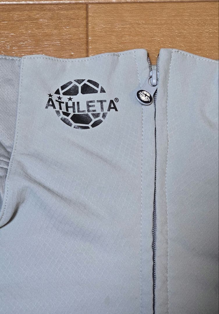ATHLETA ピステ・ウィンドブレーカー グレー