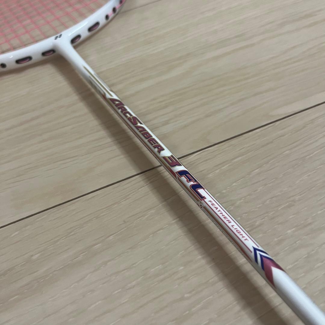 ✨美品✨ヨネックス ARCSABER 3FL バドミントンラケット 白　ピンク