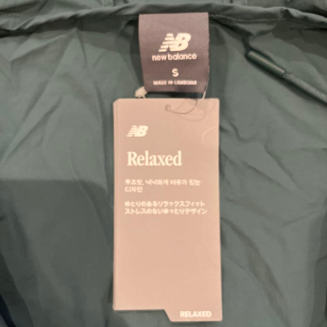 新品　New Balance フード付きウィンドブレーカー　Sサイズ