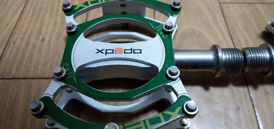 Xpedo フラットペダル グリーン/シルバー XC07FAC