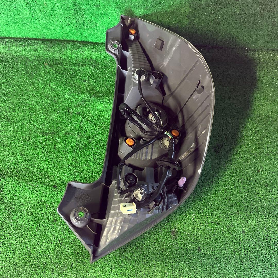 トヨタアクア NHP10 純正 左テールランプ