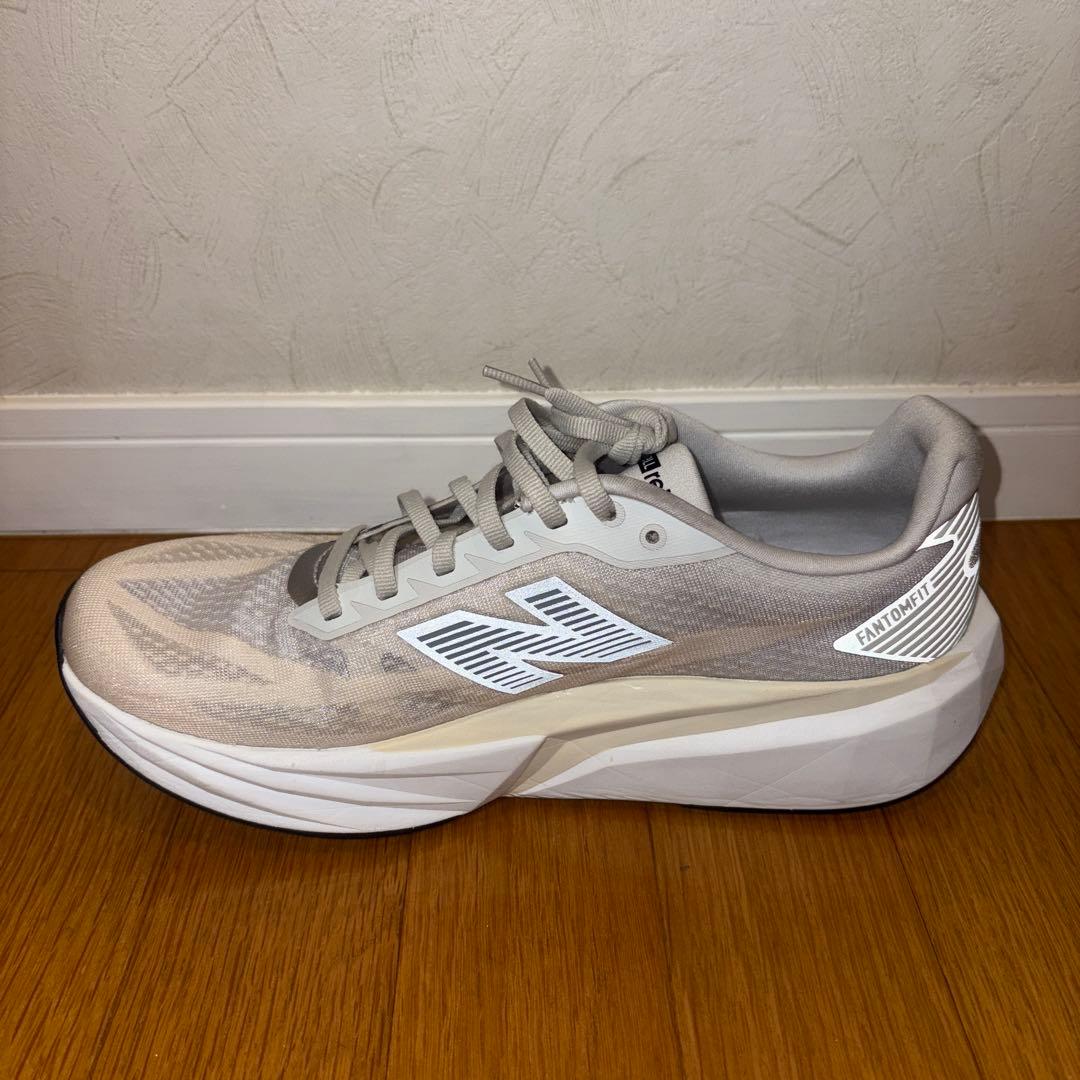 New Balance FuelCell Rebelv5 28.0cmベージュ