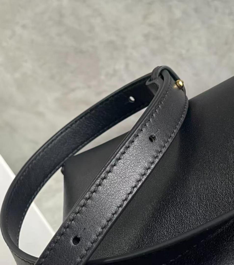 LOEWE ブラックレザートートバッグ