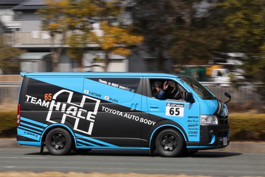 トミカ \"トヨタ車体 TEAM HIACE\" トヨタハイエース　2台セット