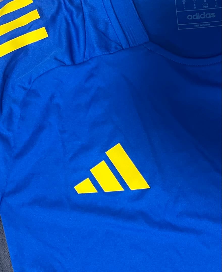 adidas リーズユナイテッド　サッカー　トレーニングシャツ　プラシャツ　新品