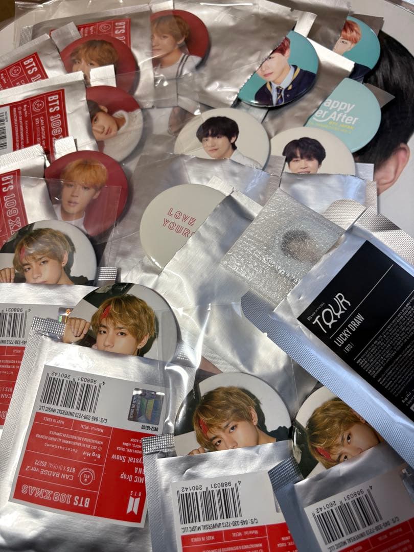 BTS グッズまとめ売り　うちわ ペンライト　缶バッジ　65点以上
