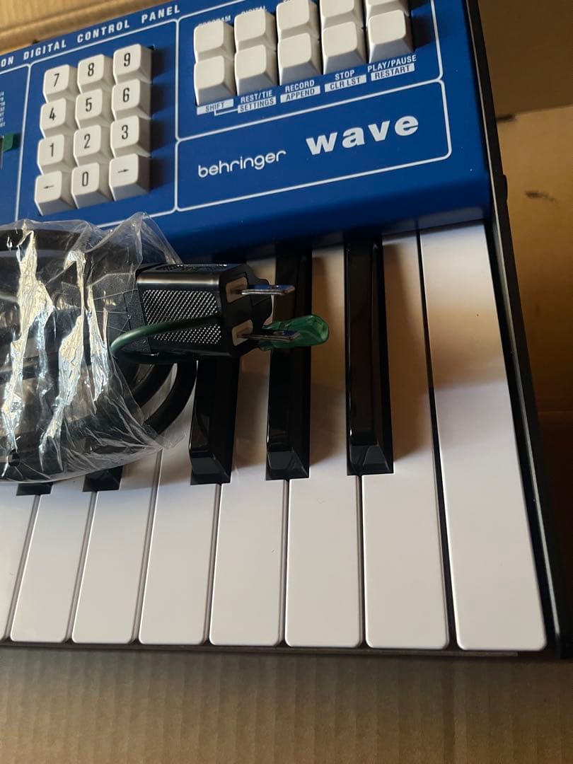 鍵盤楽器 BEHRINGER WAVE