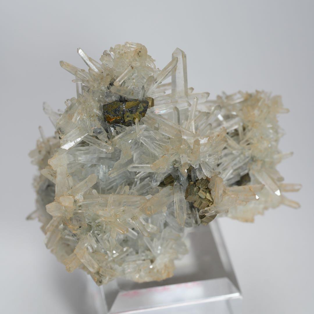 【ニードルクォーツ】水晶、黄鉄鉱 ペルー産 60×45×57mm