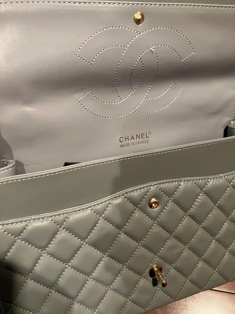 CHANEL デカデカ　マトラッセ　グレー　ゴールド　ノベルティ 芸能人に人気色