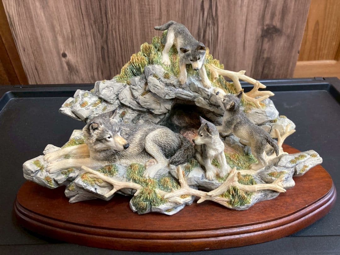「Den Mother」というタイトルの彫刻作品