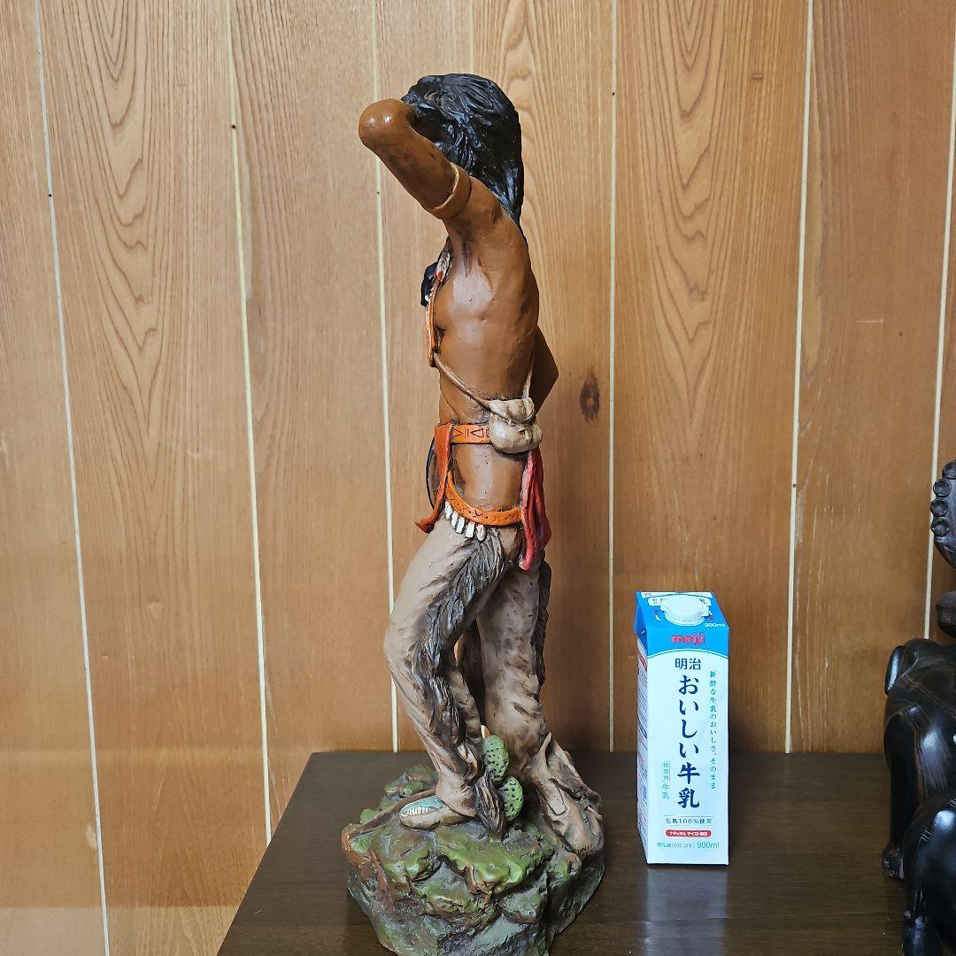 ネイティブアメリカン（インディアン）をモチーフにした大型フィギュアです。