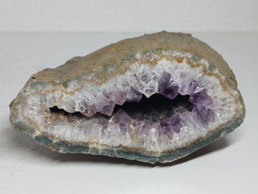 ジオード 1.3kg アメジスト 水晶 原石 鑑賞石 自然石 誕生石 鉱物 鉱石