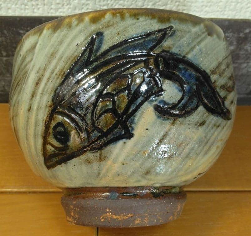 最上作 人間国宝 金城次郎 茶碗(魚紋刷毛目茶碗) 栞 共布 共箱 無傷 壷屋焼
