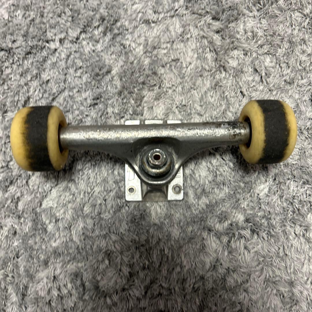 THUNDER スケートボードトラック 52mm