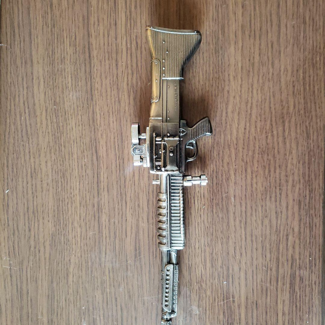 メタル製ライフル型フィギュア 三脚スタンド付き