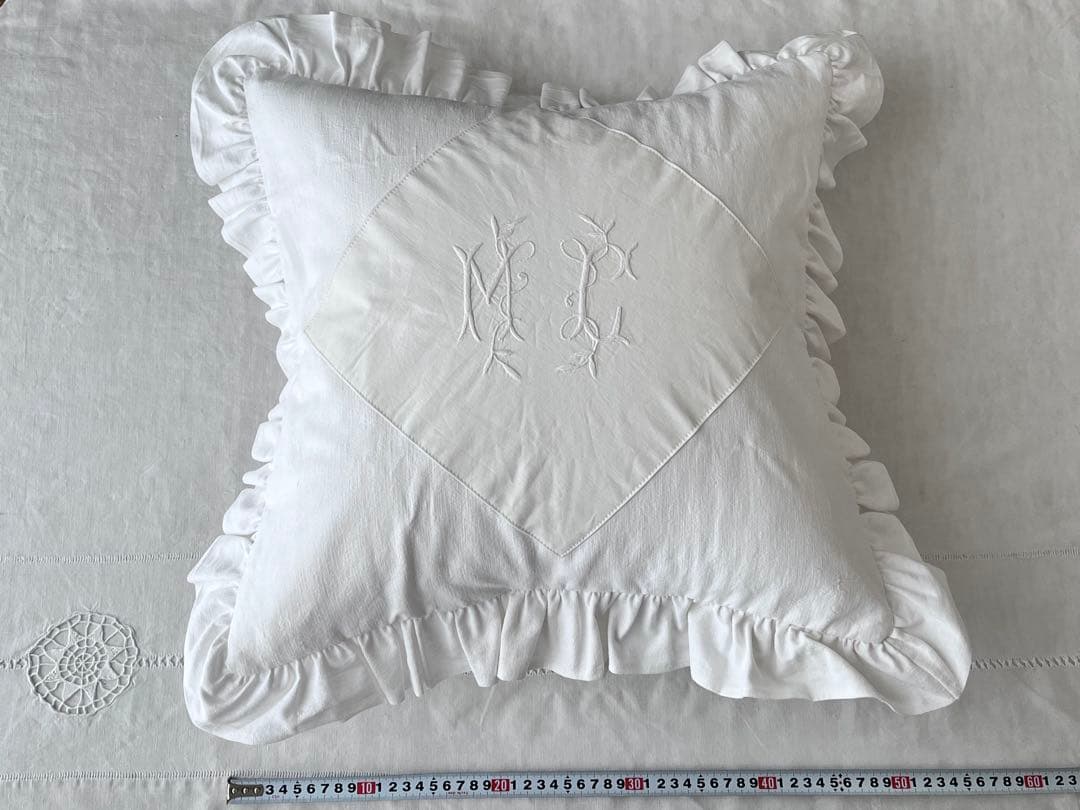 【美品】フランスアンティーク MC花文字手刺繍 フリルクッション[3338]