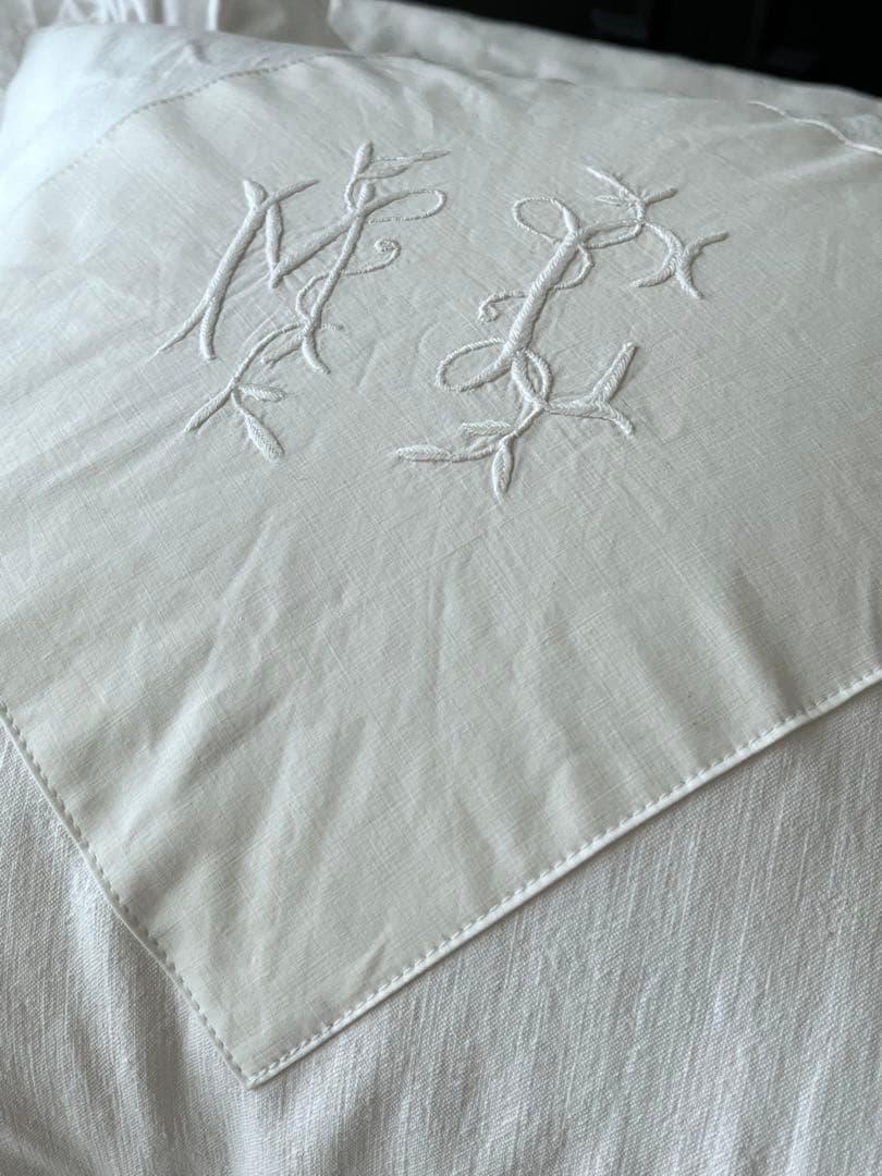 【美品】フランスアンティーク MC花文字手刺繍 フリルクッション[3338]