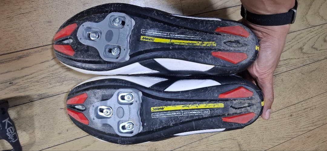 クリート付きサイクリングシューズとペダル。27cm