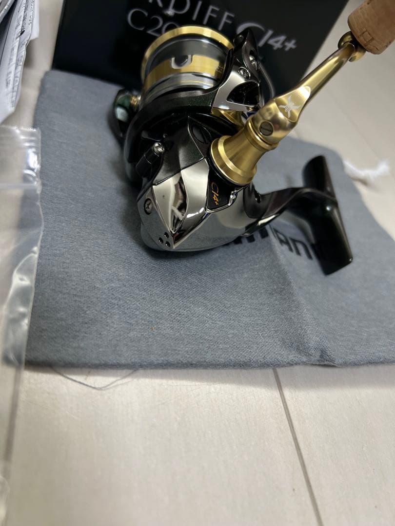 【美品】シマノ　カーディフ　Cl4+ C2000HGS