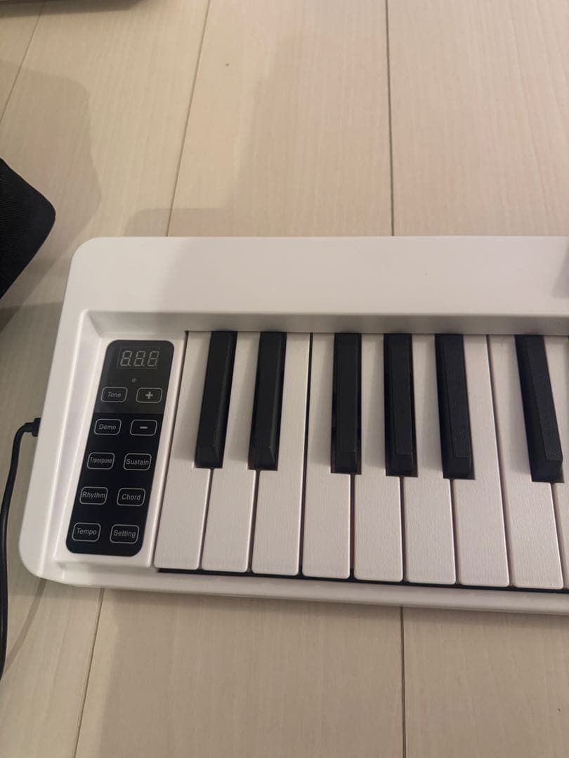 美品　電子ピアノ 61鍵盤 折り畳みホワイト