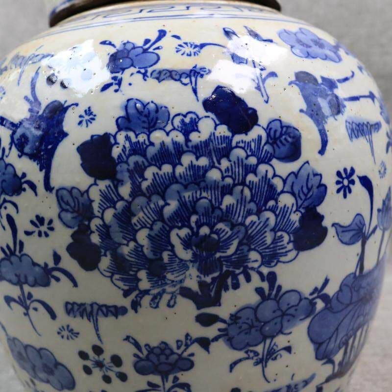 青花蝶紋陶磁蓋壺 景徳鎮 陶磁器 装飾品 現代工芸品 美術品 置物