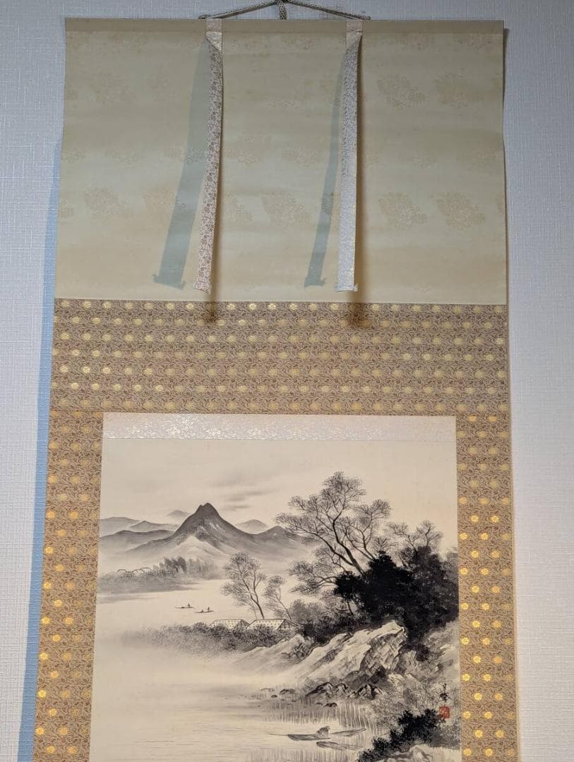 【真作】掛軸　水墨山水図　湖畔静景と遠山　霧立つ湖と小舟　合箱入　V183