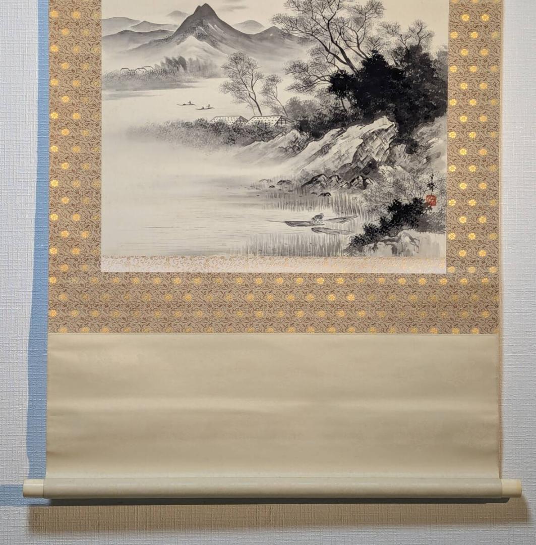 【真作】掛軸　水墨山水図　湖畔静景と遠山　霧立つ湖と小舟　合箱入　V183
