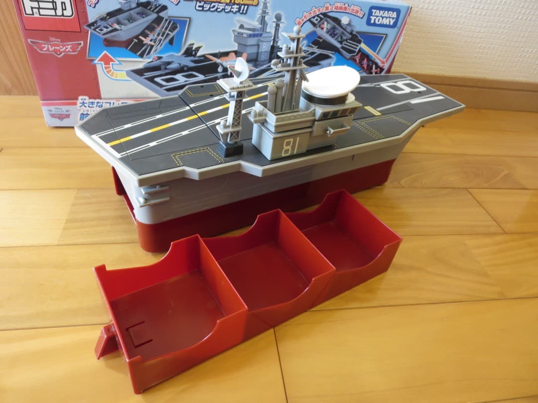 プレーンズ　トミカ　７台セット 航空母艦フライゼンハワー(おまけ付)