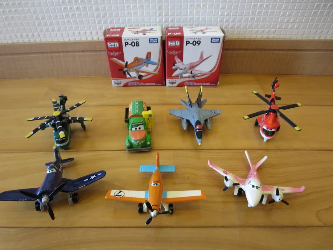 プレーンズ　トミカ　７台セット 航空母艦フライゼンハワー(おまけ付)