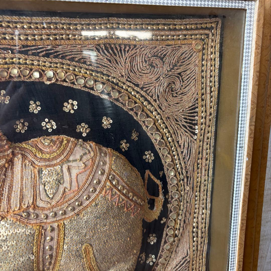 【アンティーク】額装 額縁 タイ 伝統工芸 スパンコール 象 刺繍画 古美術