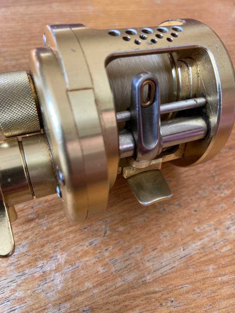 SHIMANO カルカッタコンクエスト100ベイトリール