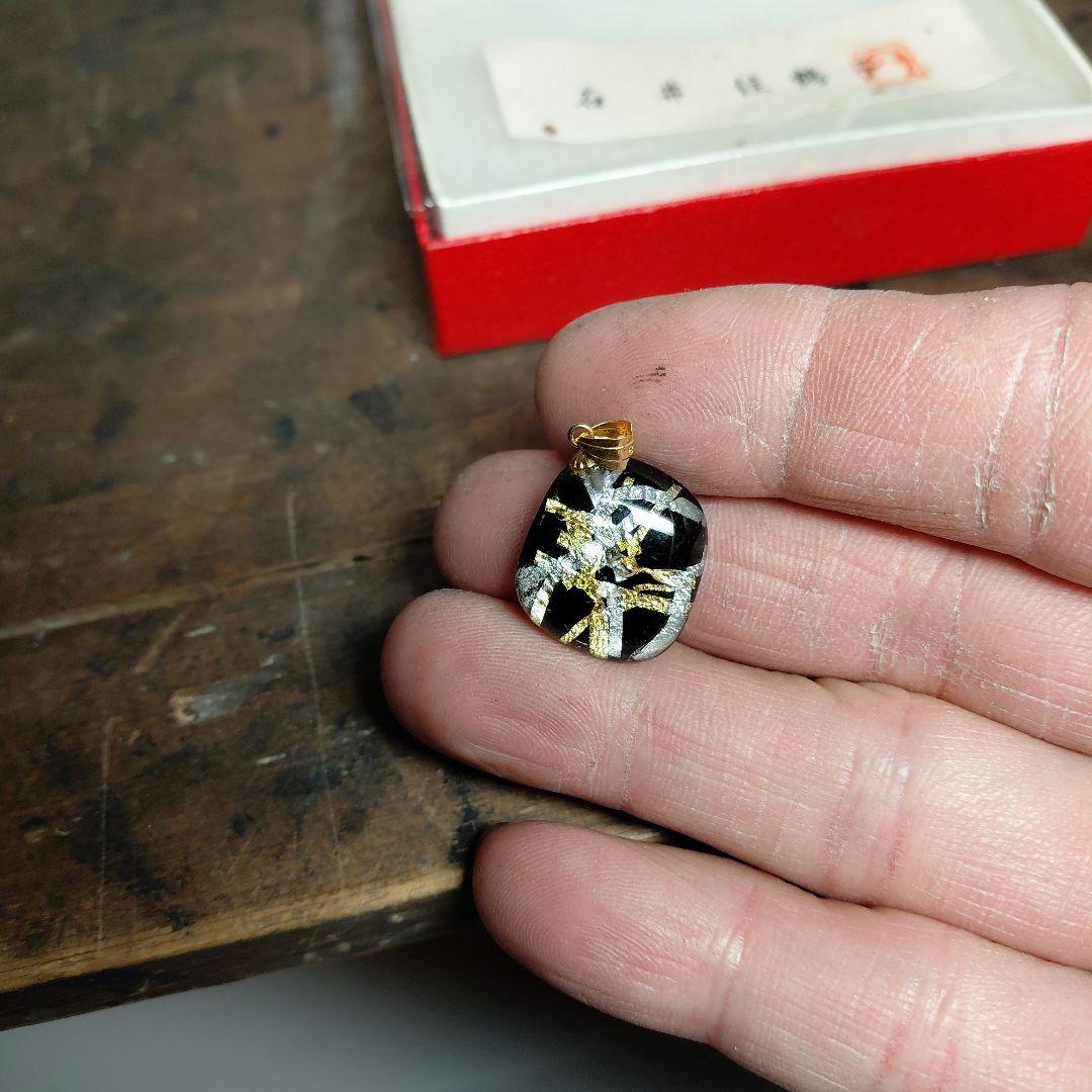 黒い硝子の金銀装飾ペンダント 硝子作家　石井佳鶴子 k18 金 金具