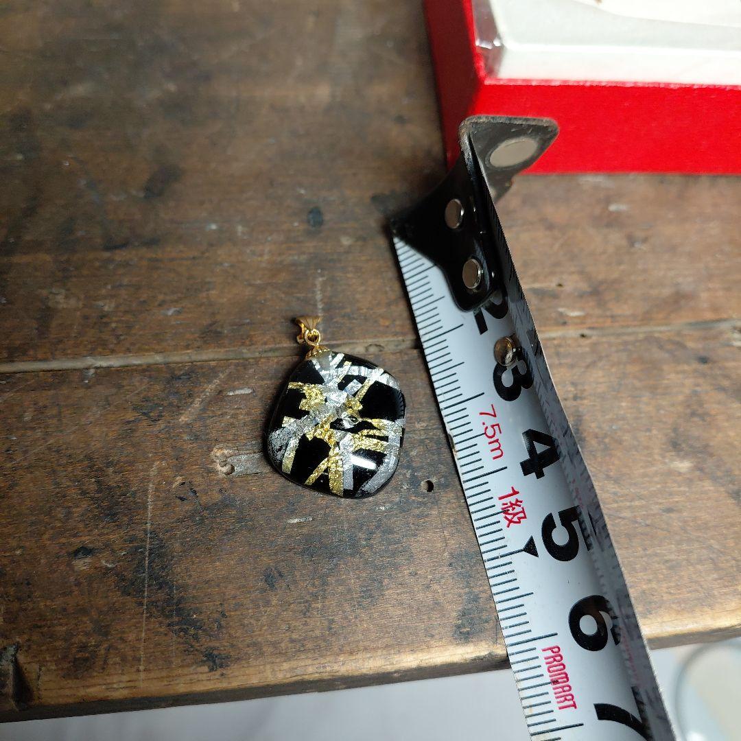 黒い硝子の金銀装飾ペンダント 硝子作家　石井佳鶴子 k18 金 金具