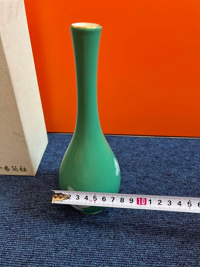 1139 香蘭社　金彩　グリーン白い蝶　花瓶　未使用