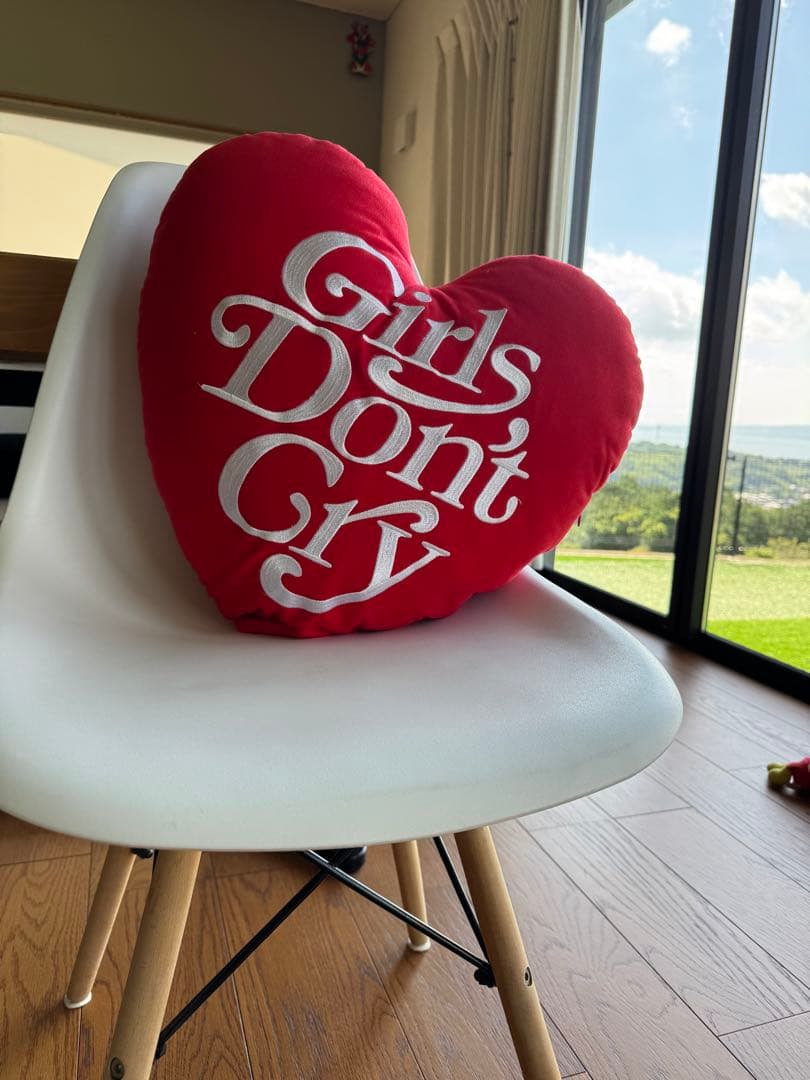 Girls Don't Cry ハート型クッション