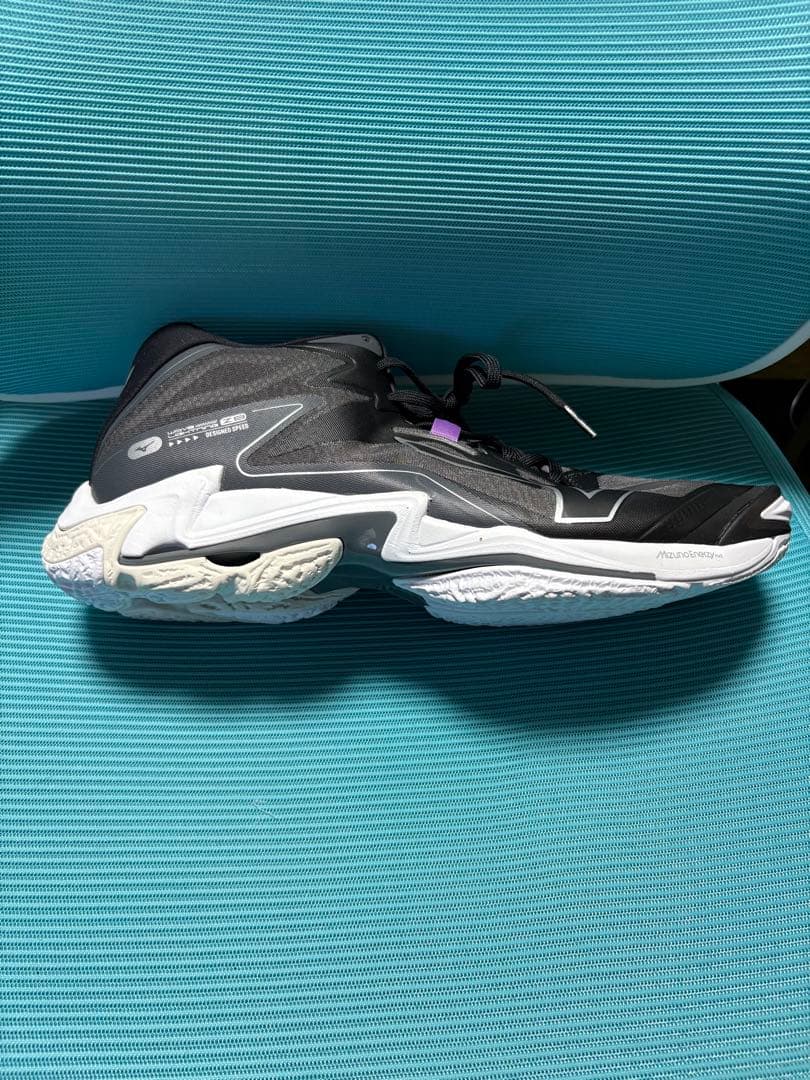 ミズノ MIZUNO バレーボールシューズ ウェーブライトニングZ8 MID 黒