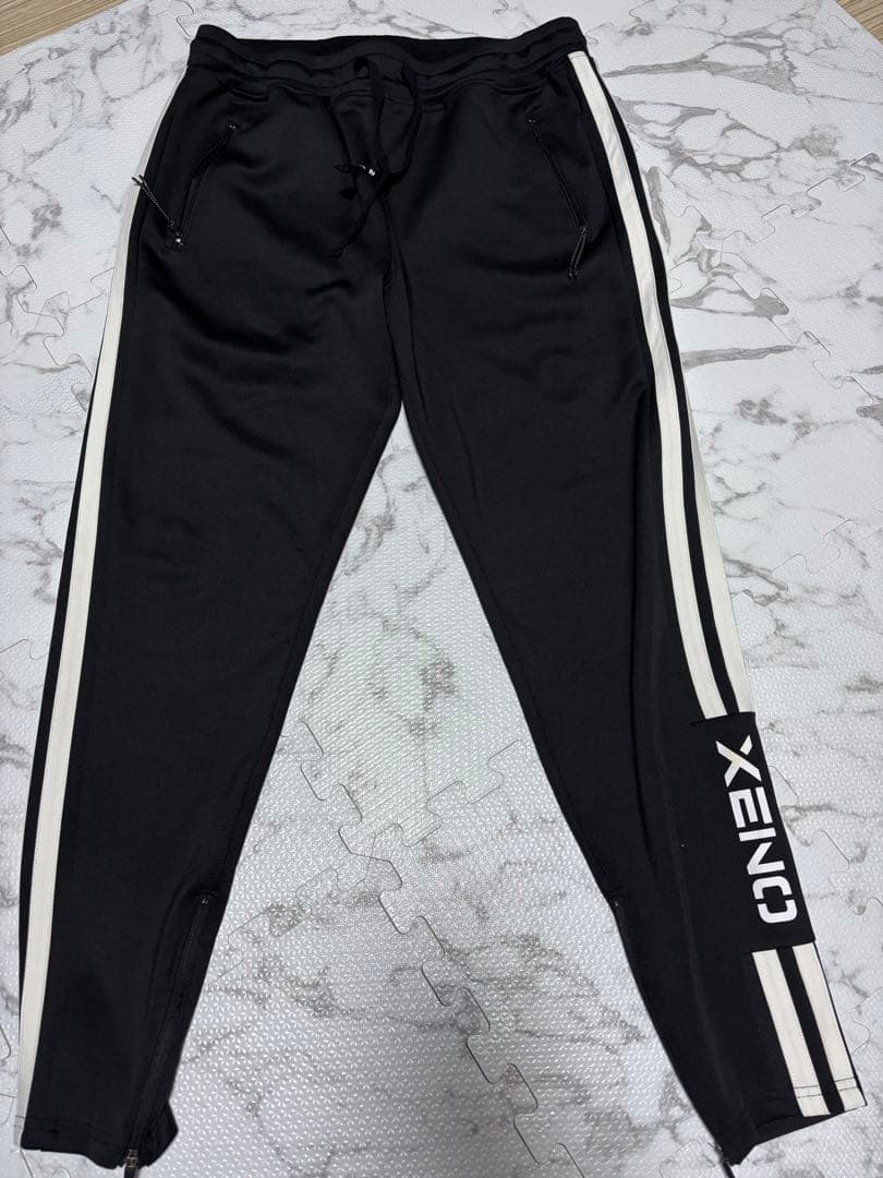 ジイ XENO ジャージパンツ ブラック