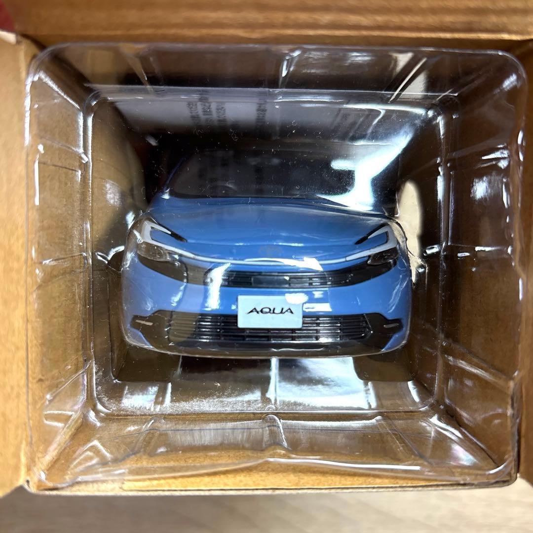 【新品】非売品 トヨタ 後期型 アクア 2トーン 1/30カラーサンプルミニカー