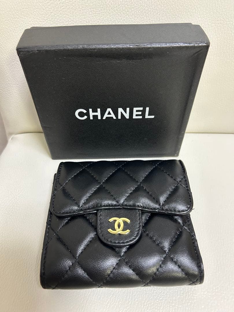 CHANELノベルティ二つ折り財布ゴールド金具