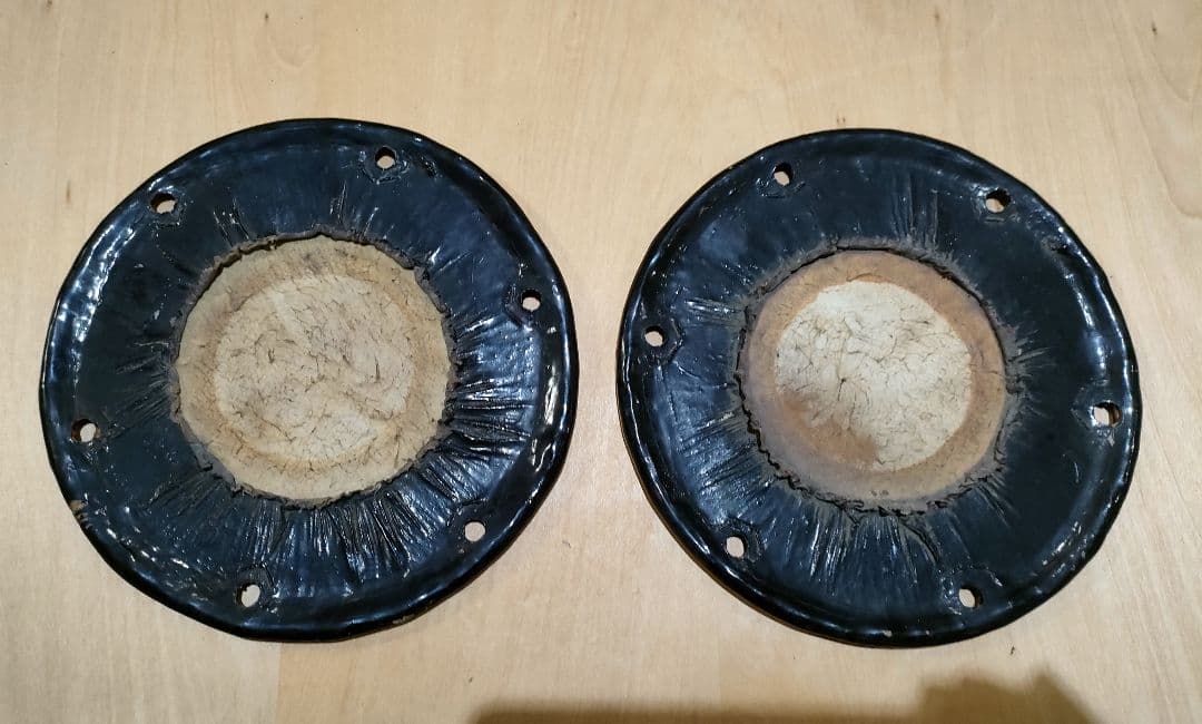 小鼓の胴と古い皮と紐