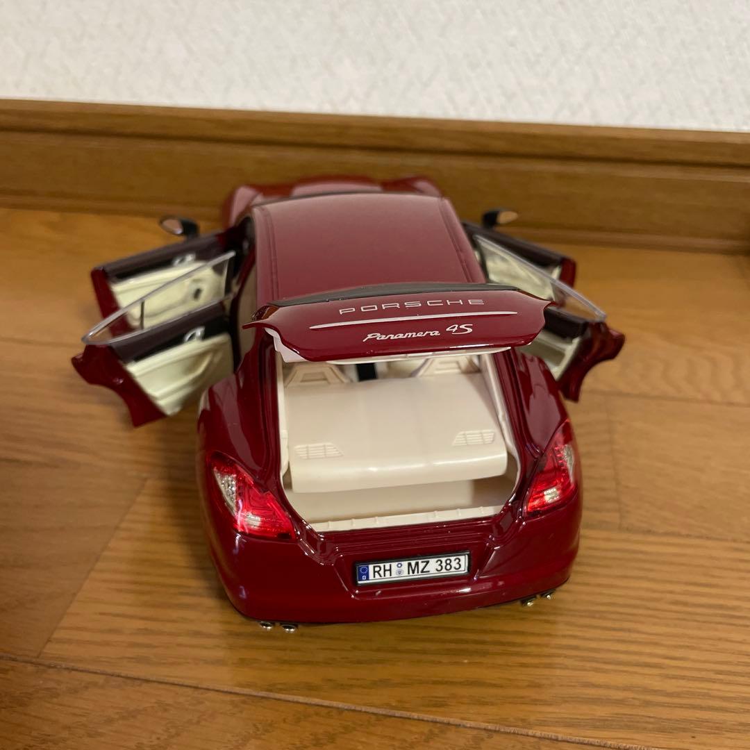 ミニカー Porsche Panamera 4S 1/18