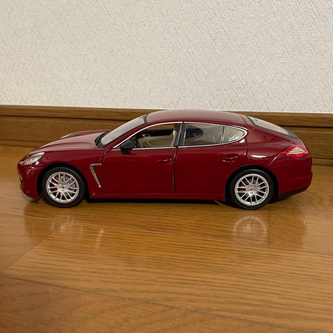 ミニカー Porsche Panamera 4S 1/18