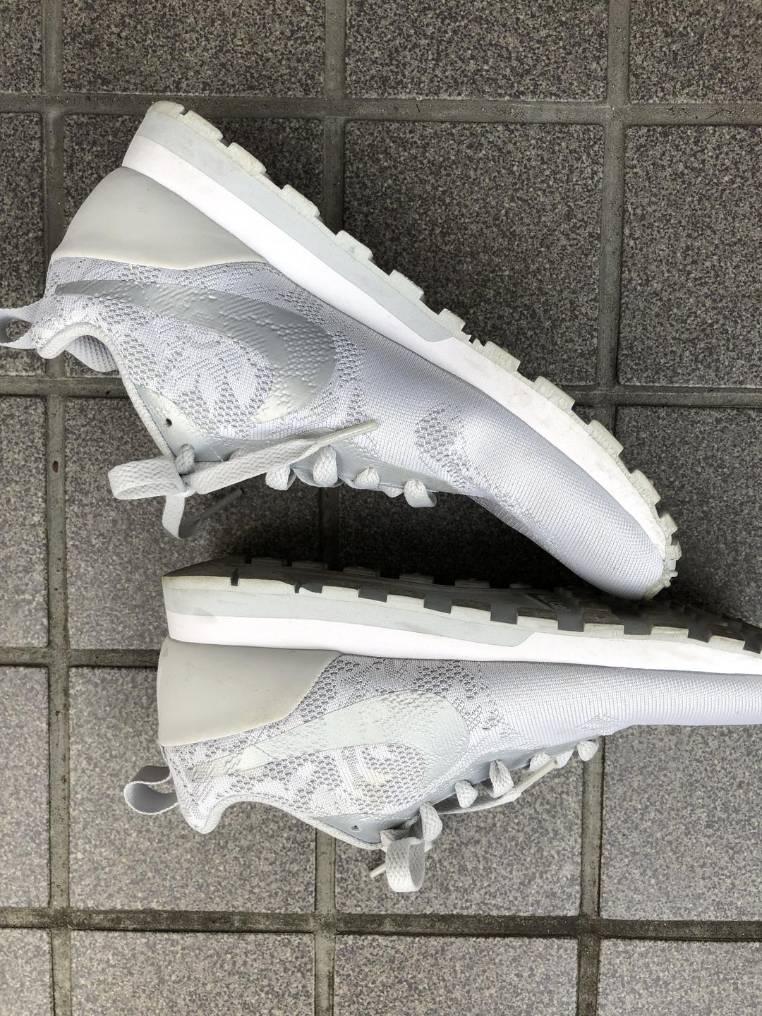 ナイキ　NIKE 　スニーカー　レース柄　グレー